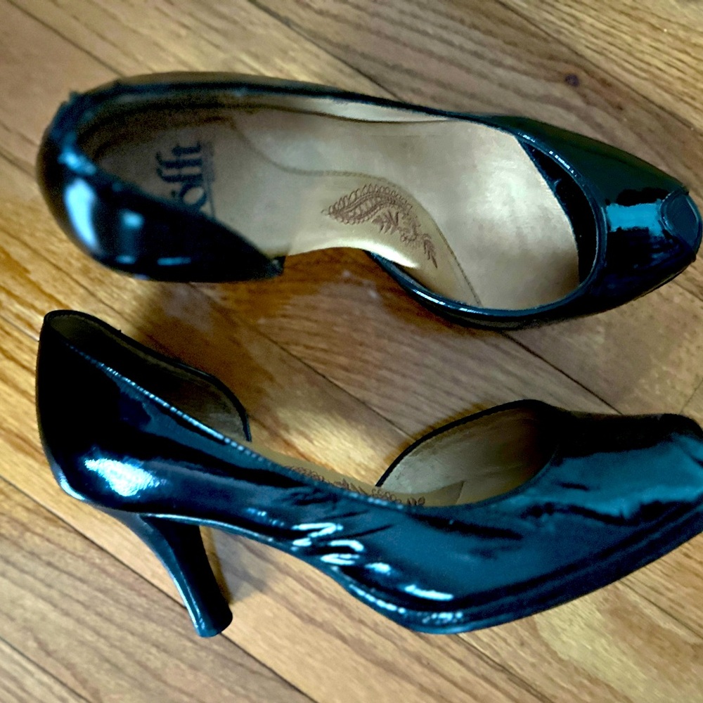 Peep toe black patent leather heels … 3 inch heel. Very comfortable.